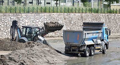 Bursa Büyükşehir'den Hüdavendigar'da dere temizliği