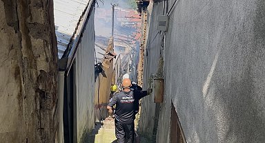 Bursa'da 4 ev alevlere teslim oldu, itfaiye dar sokakta zamana karşı mücadele veriyor