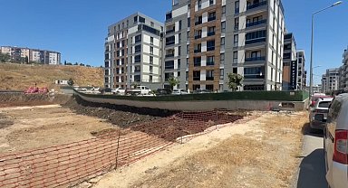Bursa'da istinat duvarı çöktü, site sakinleri zamanla yarıştı