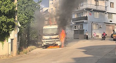 Bursa'da park halindeki kamyon alevlere teslim oldu