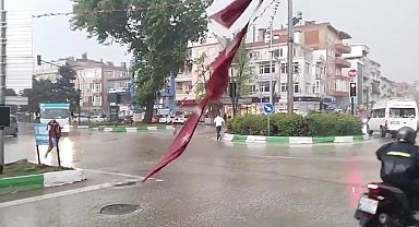 Bursa'da sel...Duyarlı vatandaşlar sele rağmen yırtılan Türk Bayrağını yerden kaldırdı