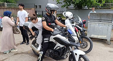 Bursa'da yanlış okula gelen adayların yardımına polis koştu