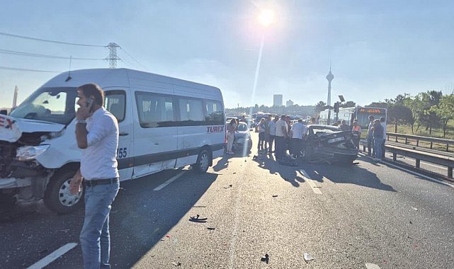 Büyükçekmece'de 2 aracın karıştığı kazada 1'i ağır 4 kişi yaralandı