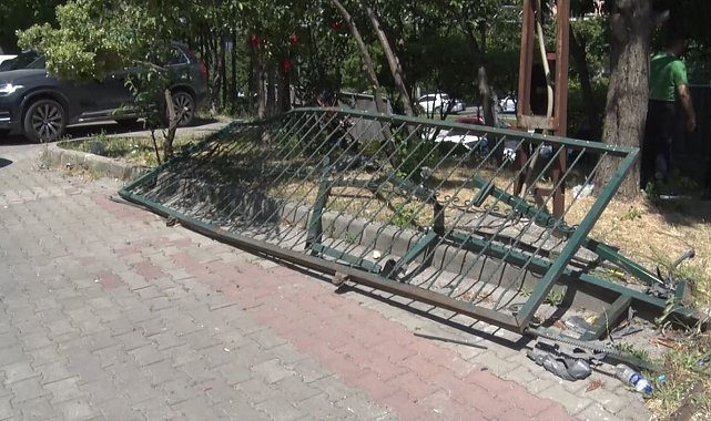 Büyükçekmece'de ortaokul önünde yaşanan kazada faciadan dönüldü: 2'si çocuk 6 yaralı