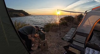 Çakal kamp alanına girerek ekmek çaldı