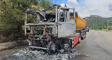 Cam madeni yüklü tır seyir halindeyken alev topuna döndü: Sürücü son anda kurtuldu