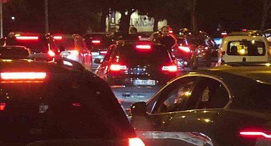 Camdan sarkarak trafiği tehlikeye atan genç polis denetimine takıldı