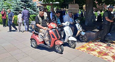 Cami bahçesinde akülü bisikletle saf tuttular