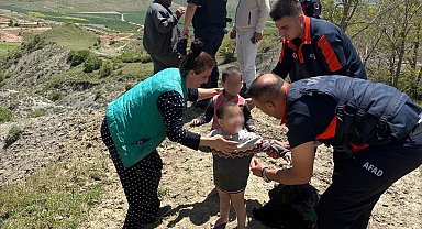 Çamura saplanan çocukları ekipler kurtardı