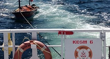Çanakkale Boğazı'nda sürüklenen tekne kurtarıldı