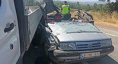 Çanakkale'de kamyonete arkadan çarpan otomobilde ağır yaralanan çocuk hayatını kaybetti