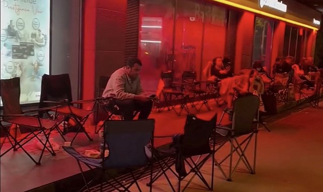 Çanakkale'de kurasız TOKİ satışı için geceden kamp sandalyeleriyle beklediler