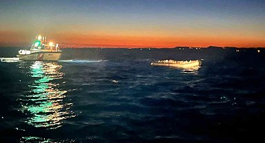 Çanakkale'de motoru arızalanan lastik botla sürüklenen 30 kaçak göçmen kurtarıldı