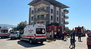 Çatıdaki kartonlar alev aldı, 4 kişi dumandan etkilendi