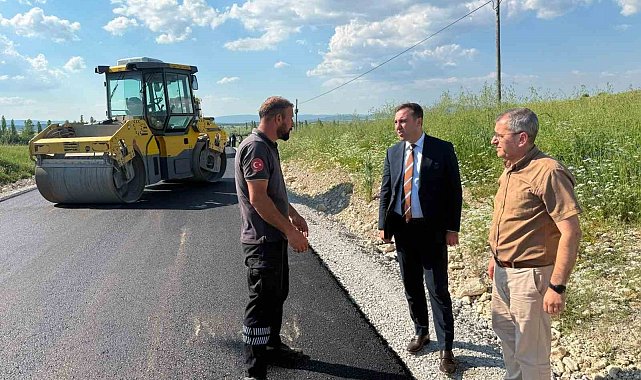 Çavdarhisar'da İlcikören bağlantı yolunda asfalt çalışmaları yerinde incelendi