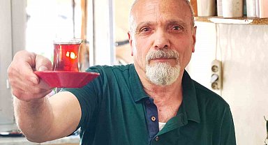 Çay demlerken şiir yazıyor: 40 yıllık çaycı şiirleriyle gönül ısıtıyor