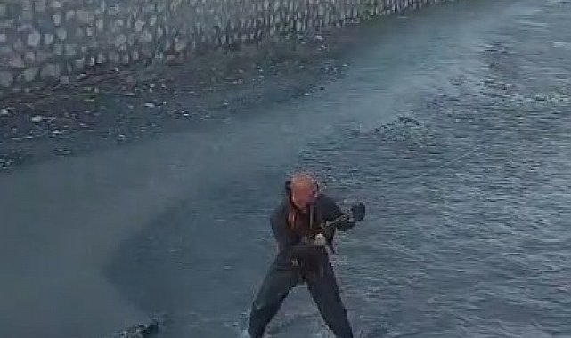 Çaya düşen yavru kediyi Turhal itfaiye ekipleri kurtardı