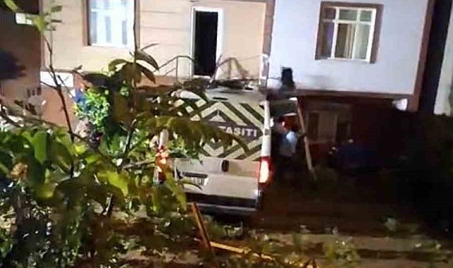 Çekmeköy'de servis minibüsü evin bahçesine uçtu: 1 yaralı