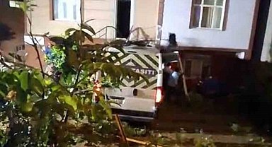 Çekmeköy'de servis minibüsü evin bahçesine uçtu: 1 yaralı