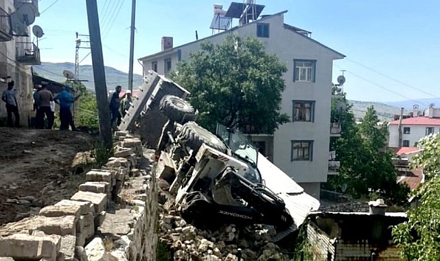 Çemişgezek'te iş makinesi devrildi