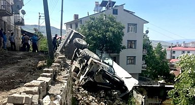 Çemişgezek'te iş makinesi devrildi