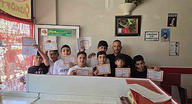 Çermik'te takdirini alan öğrenciler dürümcüye koştu