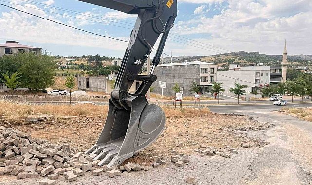 Çermik'te yol yapımı gecikti başkan özür diledi