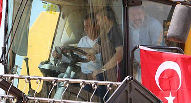 CHP Grup Başkanı Özel, Diyarbakır'da biçerdöverle buğday biçti