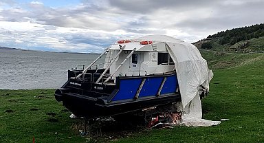 Çıldır Gölü kıyısına çekilen teknenin akıbeti merak konusu