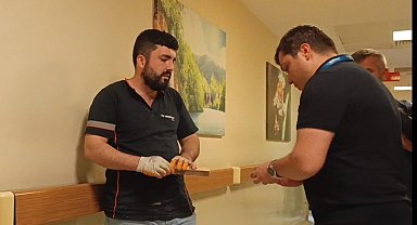 Çiviyi tahta yerine eline çaktı hastaneye kaldırıldı