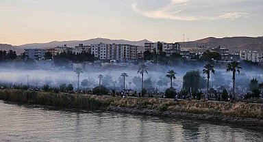 Cizre'de mangal dumanı nehir üzerinde sis görünümü oluşturdu