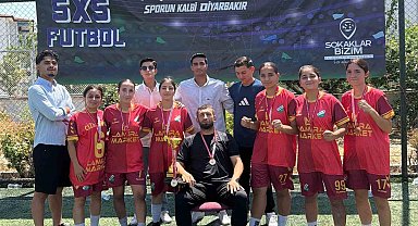 Cizreli kadınlar "5x5 Sokaklar Bizim" futbol turnuvasında bölge şampiyonu oldu