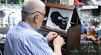 Çöpe atılmasın diye 80-100 yıllık radyoları çalışır hale getiriyor
