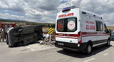Çorum'da hafif ticari araç ile otomobil çarpıştı: 2'si ağır 5 yaralı