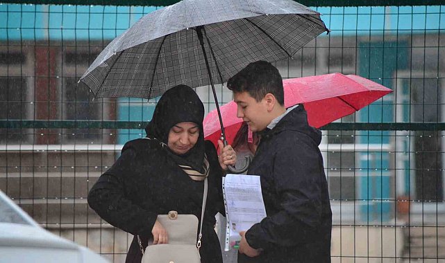 Çorum'da LGS heyecanı: Veliler çocuklarını yağmur altında bekledi