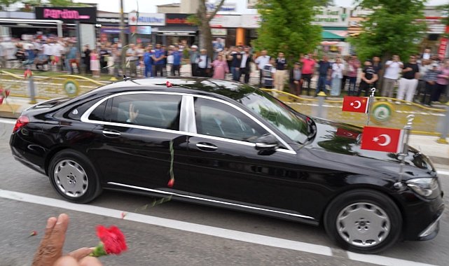 Cumhurbaşkanı Erdoğan Edirne'de karanfillerle karşılandı