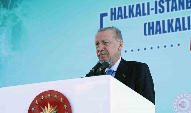 Cumhurbaşkanı Erdoğan: "Siz kimin hain olduğunu tartışırken biz zorlu müzakere masalarında Türkiye'nin hak ve hukukunu savunduk. Siz birbirinizin kuyusunu kazarken biz elimizle iğneyle kuyu kazar gibi barışa giden yolun önündeki engelleri kaldırd