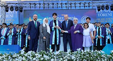 Cumhurbaşkanı Erdoğan, torunu Ömer Tayyip Erdoğan'a diplomasını takdim etti