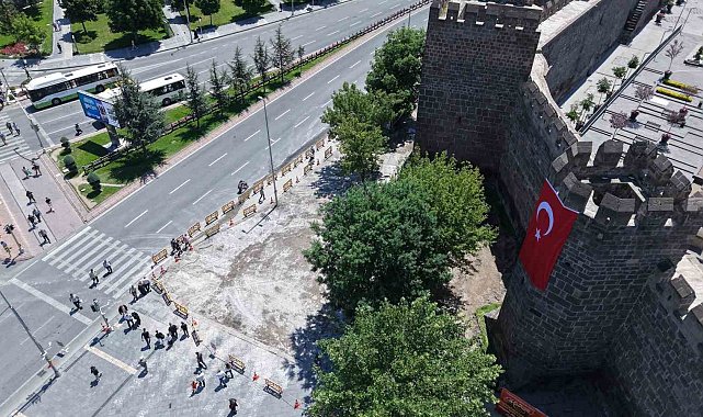 Cumhuriyet meydanında yenileme çalışması aralıksız sürüyor