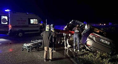 D100'de otomobil refüje çarptı: 2 yaralı