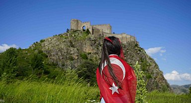Dağcılar, 700 yıllık Kov Kalesi'ne Türk bayrağı asarak A Milli Futbol Takımı'na destek verdi