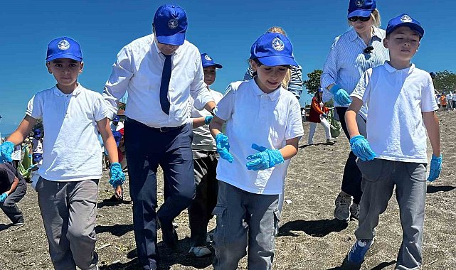 Dalgıçların 5 dakikada deniz altından çıkardığı çöpler hayrete düşürdü