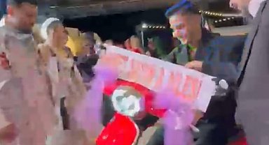 Damada düğünde kırmızı motosiklet sürprizi