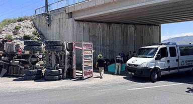 Damperi açılan kamyon köprüye çarptı: 1 ölü