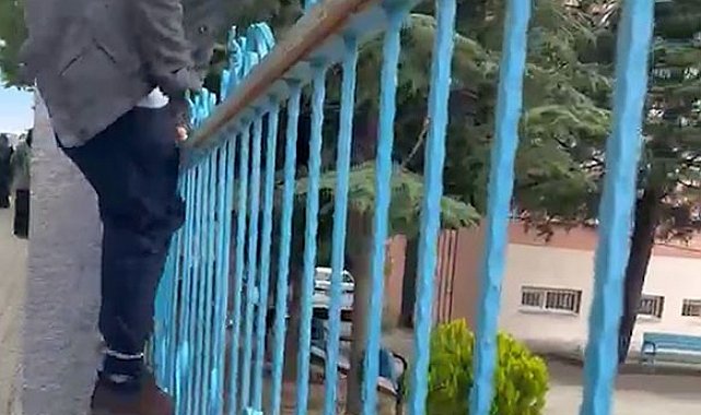 Demir kapıdan atlayarak yetişmeye çalıştı, sınava alınmayınca duvarından atlayarak okuldan ayrıldı