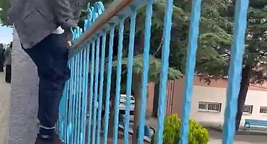 Demir kapıdan atlayarak yetişmeye çalıştı, sınava alınmayınca duvarından atlayarak okuldan ayrıldı