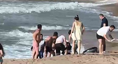 Denizde boğulma tehlikesi geçiren 2 kişi kurtarıldı