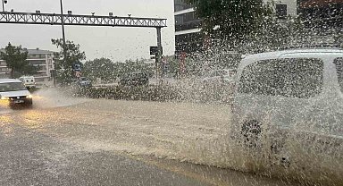 Denizli'de şiddetli yağış trafiği felç etti