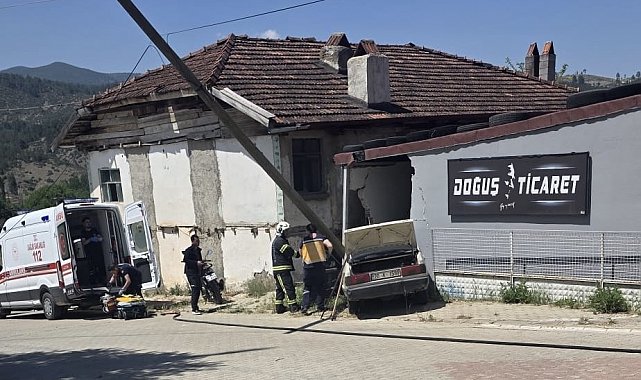 Deponun duvarına çarpan otomobildeki yaşlı karı koca hayatını kaybetti