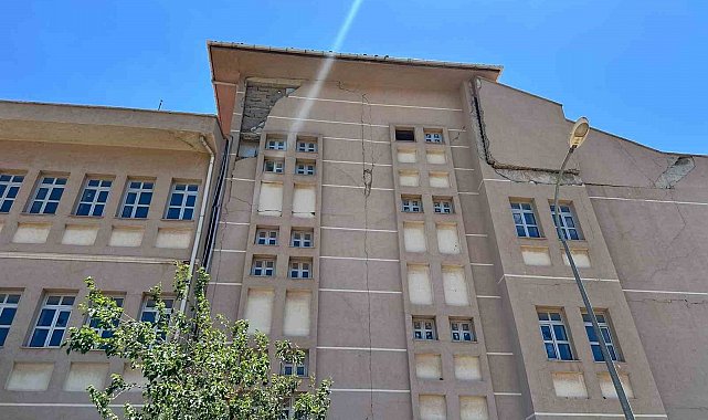 Depremde ağır hasar aldıktan sonra yıkılmayan okul tehlike saçıyor